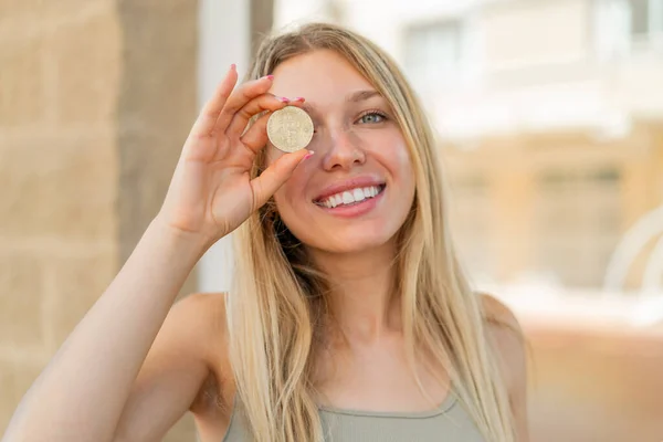Jonge Blonde Vrouw Buiten Het Houden Van Een Bitcoin Met — Stockfoto