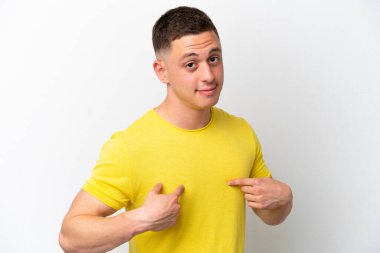 Beyaz arka planda izole edilmiş genç Brezilyalı adam kendini işaret ediyor.