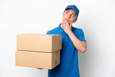 Genç teslimatçı Brezilyalı adam, beyaz geçmişinden şüphe ederek operasyonları izole etti.