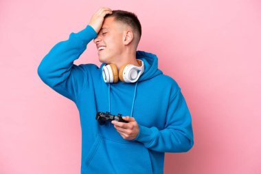 Pembe arka planda izole edilmiş bir bilgisayar oyunu kontrolörüyle oynayan genç Brezilyalı bir adam bir şey fark etti ve çözümü amaçladı.