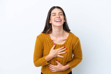 Beyaz arka planda izole edilmiş genç bir İtalyan kadın. Çok gülümsüyor.