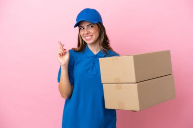 Pembe arka planda izole edilmiş, şans dileyen ve en iyisini dileyen İtalyan kadın.