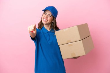 Pembe arka planda izole edilmiş, mutlu bir ifadeyle öne bakan İtalyan kadın.