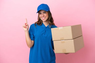 Pembe arka planda izole edilmiş İtalyan kadın en iyinin işareti olarak parmağını kaldırıyor ve gösteriyor.