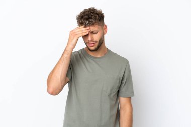 Beyaz arka planda başağrısı olan beyaz tenli yakışıklı bir adam.