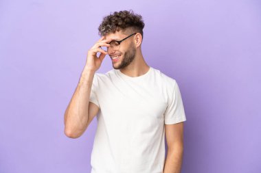 Mor arka planda izole edilmiş beyaz adam kahkahalar atıyor.