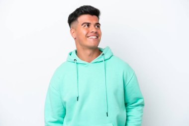 Beyaz arka planda izole edilmiş beyaz tenli yakışıklı bir adam yukarı bakarken bir fikir düşünüyor.