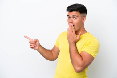 Beyaz arka planda izole edilmiş beyaz tenli yakışıklı bir genç.