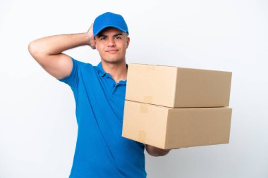 Beyaz arka planda izole edilmiş beyaz bir adam. Şüpheleri var.