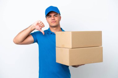 Beyaz arka planda izole edilmiş beyaz bir adam, olumsuz ifadeyle baş parmağını aşağı gösteriyor.