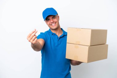 Beyaz arka planda izole edilmiş beyaz bir adam para hareketi yapıyor.