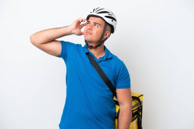 Beyaz arka planda izole edilmiş termal sırt çantalı beyaz bir adam. Şüpheleri var ve kafası karışık.