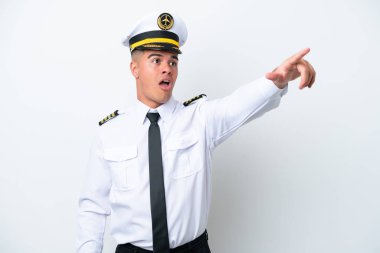 Beyaz arka planda izole edilmiş beyaz bir uçak pilotu.