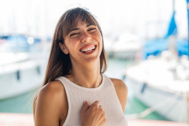 Açık havada genç bir kadın Neşeli bir ifadeyle