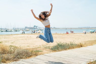 Dışarıda atlayan genç bir kadın.