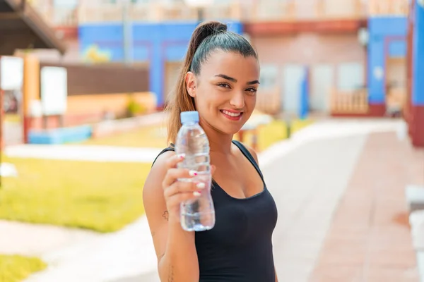 Молода Красива Жінка Пляшкою Води Відкритому Повітрі Щасливим Виразом — стокове фото