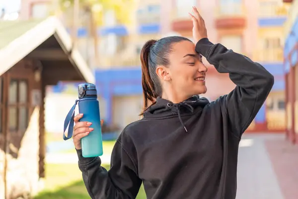 Joven Mujer Bastante Deportiva Con Una Botella Agua Aire Libre — Foto de Stock