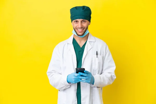 Surgeon Blonde Man Green Uniform Isolated Yellow Background Sending Message — Stockfoto