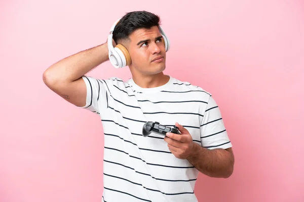 Νεαρός Όμορφος Άντρας Που Παίζει Χειριστήριο Βιντεοπαιχνιδιών Απομονωμένος Ροζ Φόντο — Φωτογραφία Αρχείου
