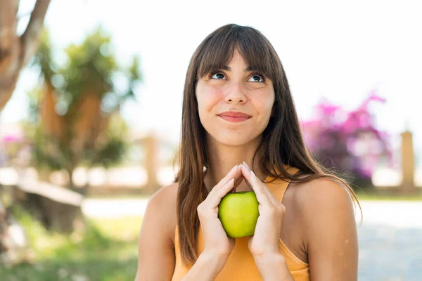 Mladá Žena Venku Drží Jablko — Stock fotografie