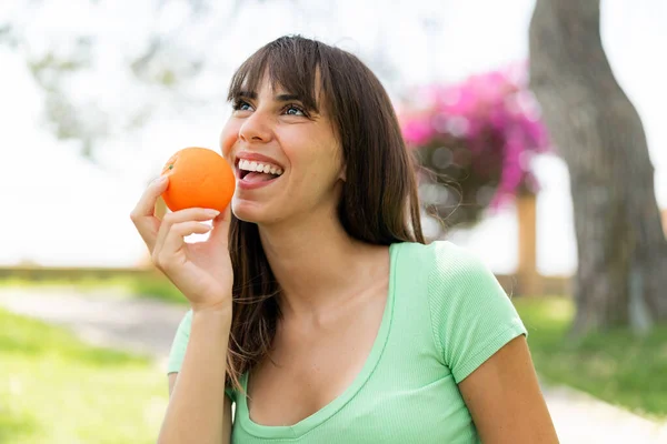 Giovane Donna All Aperto Con Arancia Mano — Foto Stock