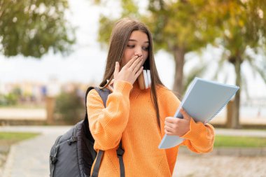 Şok olmuş ve şaşırmış bir yüz ifadesiyle izole edilmiş genç bir kız.