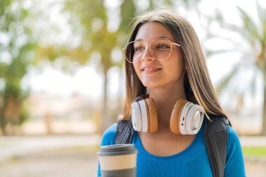 Açık havada genç bir kız Neşeli bir ifadeyle