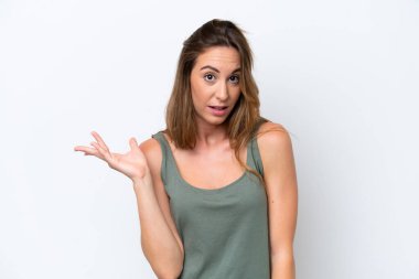 Beyaz arka planda izole edilmiş beyaz bir kadın şüpheli hareketler yapıyor.