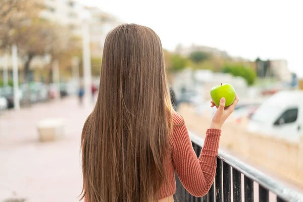 Teenager Mädchen Mit Einem Apfel Freien Rückenlage — Stockfoto