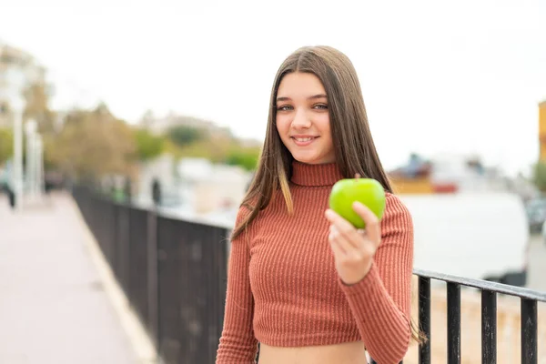 Teenager Mädchen Mit Einem Apfel Freien Mit Glücklichem Gesichtsausdruck — Stockfoto