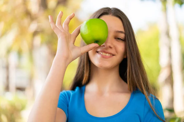 Teenager Mädchen Freien Hält Einen Apfel Mit Glücklichem Gesichtsausdruck — Stockfoto