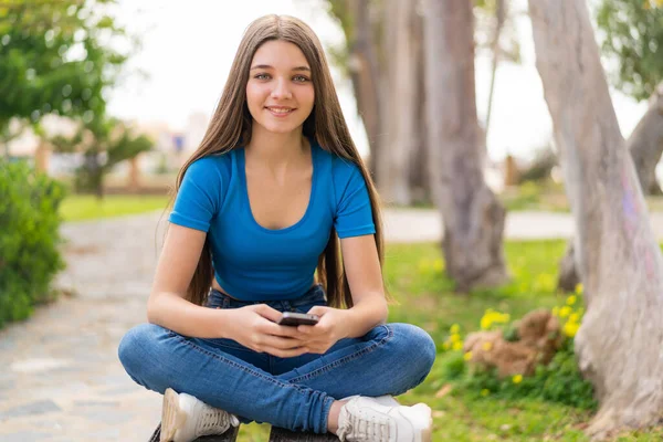 Ragazza Adolescente All Aperto Utilizzando Telefono Cellulare — Foto Stock