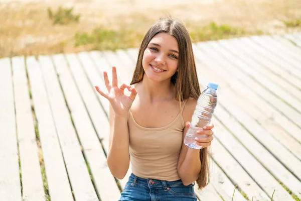 Teenager Mädchen Mit Einer Flasche Wasser Freien Zeigt Zeichen Mit — Stockfoto