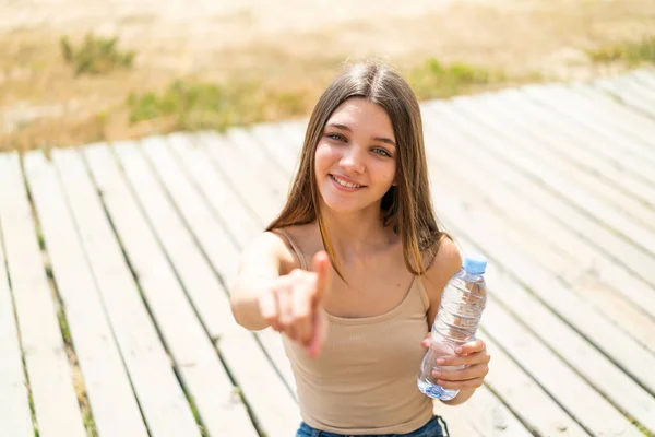 Adolescente Chica Con Una Botella Agua Aire Libre Apunta Con —  Fotos de Stock