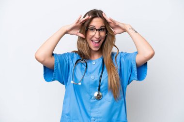 Genç cerrah kadın doktor. Mavi arka planda, sürpriz bir ifadeyle izole edilmiş.