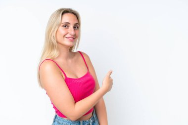 Beyaz arka planda izole edilmiş genç beyaz kadın