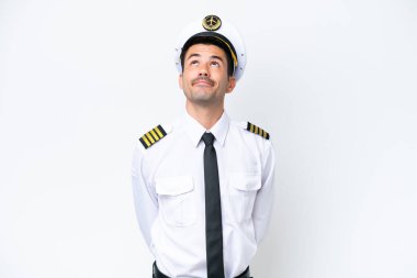 İzole edilmiş beyaz arka plan üzerinde uçak pilotu ve yukarı bakıyor