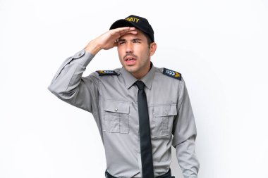 İzole edilmiş beyaz arka planda genç bir koruma. Bir şeye bakmak için çok uzaklara bakıyor.