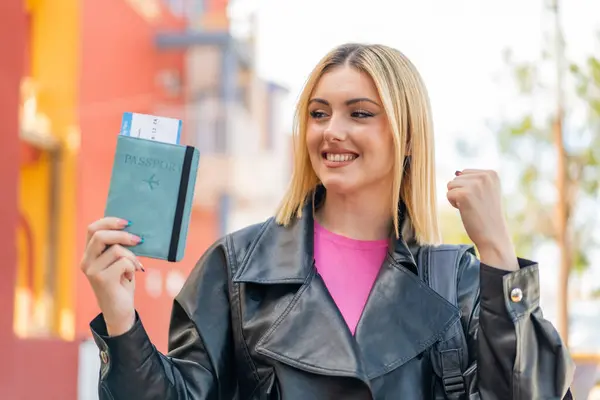 Молодая Красивая Блондинка Паспортом Улице Празднует Победу — стоковое фото