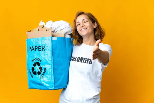Молода Грузинська Дівчина Тримає Рециркуляційний Пакет Повний Паперу Щоб Переробити — стокове фото