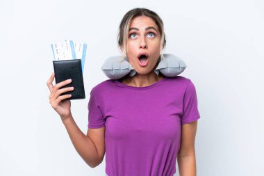 Şişirilebilir Seyahat Yastığı ile genç ve güzel Uruguaylı kadın beyaz arka planda izole edilmiş yukarı bakıyor ve şaşırmış bir ifadeyle