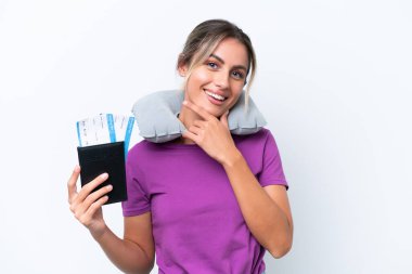 Şişirilebilir Seyahat Yastığı olan genç, güzel Uruguaylı kadın beyaz arka planda yalnız mutlu ve gülümsüyor.