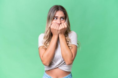 Genç Uruguaylı kadın tecrit edilmiş, gergin ve korkmuş bir şekilde elleriyle suni teneffüs yapıyor.