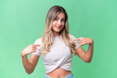 İzole edilmiş geçmişi olan genç Uruguaylı kadın kendini işaret ediyor.