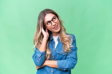 Genç Uruguaylı kadın izole bir arka plan düşünüyor.