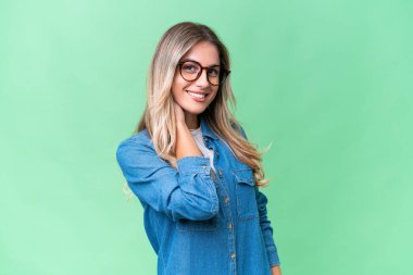 Genç Uruguaylı kadın izole bir geçmişle gülüyor