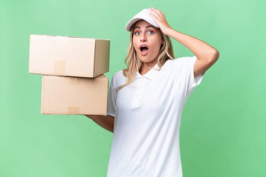 Uruguaylı kadın izole edilmiş arka planda sürpriz jest yaparken yan tarafa bakıyor.