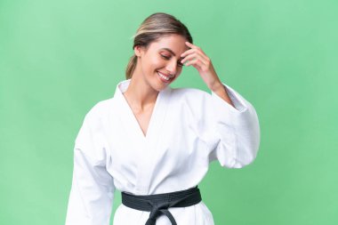 Genç Uruguaylı kadın izole edilmiş arka planda karate yapıyor.