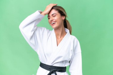 Genç Uruguaylı kadın tecrit edilmiş geçmişinde karate yapıyor. Bir şey fark etti ve çözüme niyetlendi.