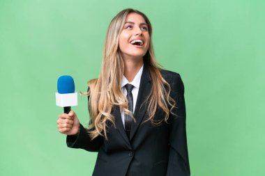 Genç, güzel Uruguaylı televizyon sunucusu izole bir arka planda gülüyor.